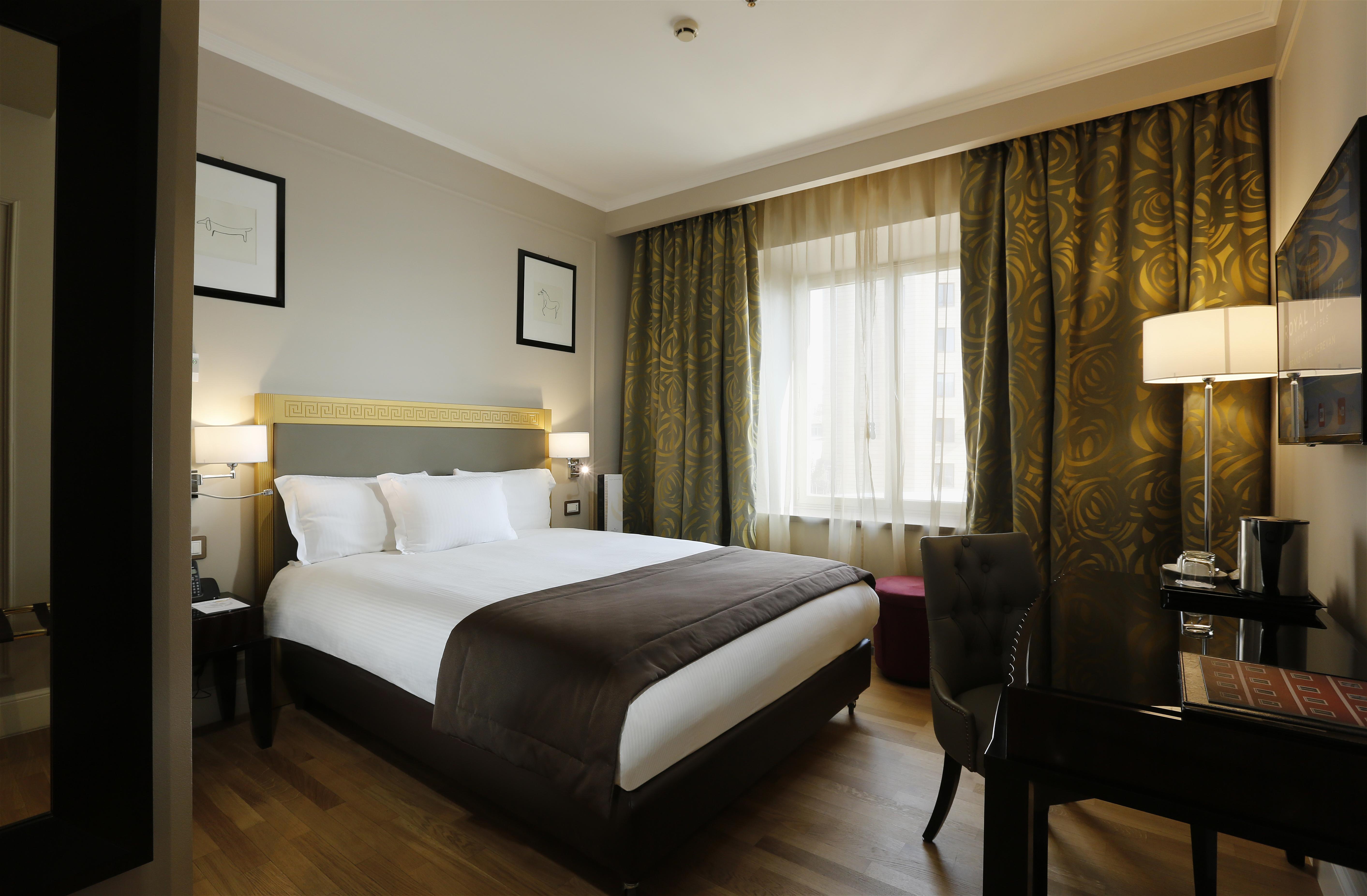 Grand Hotel Yerevan - Small Luxury Hotels Of The World 외부 사진 A room at the hotel