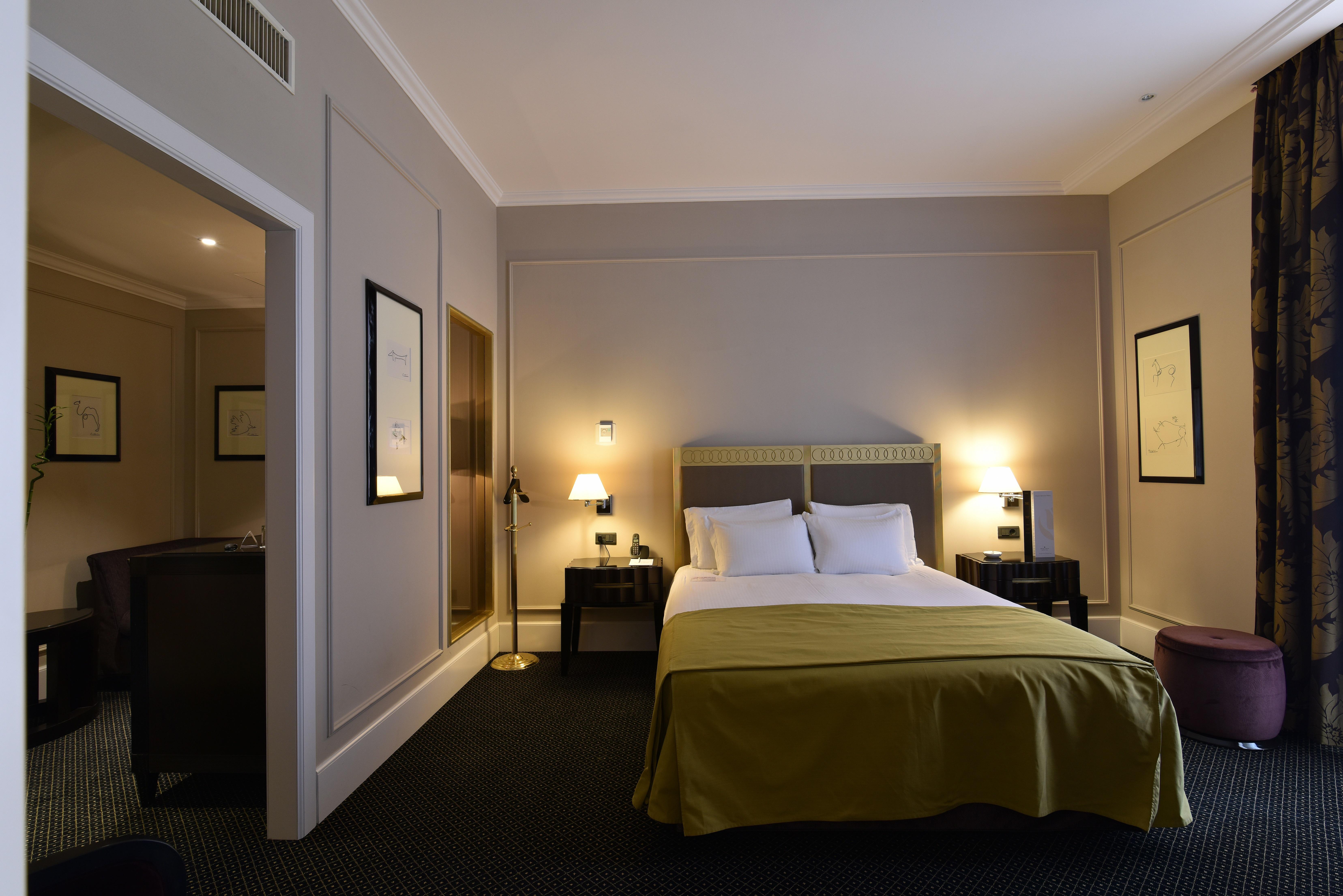 Grand Hotel Yerevan - Small Luxury Hotels Of The World 외부 사진 A room at the hotel