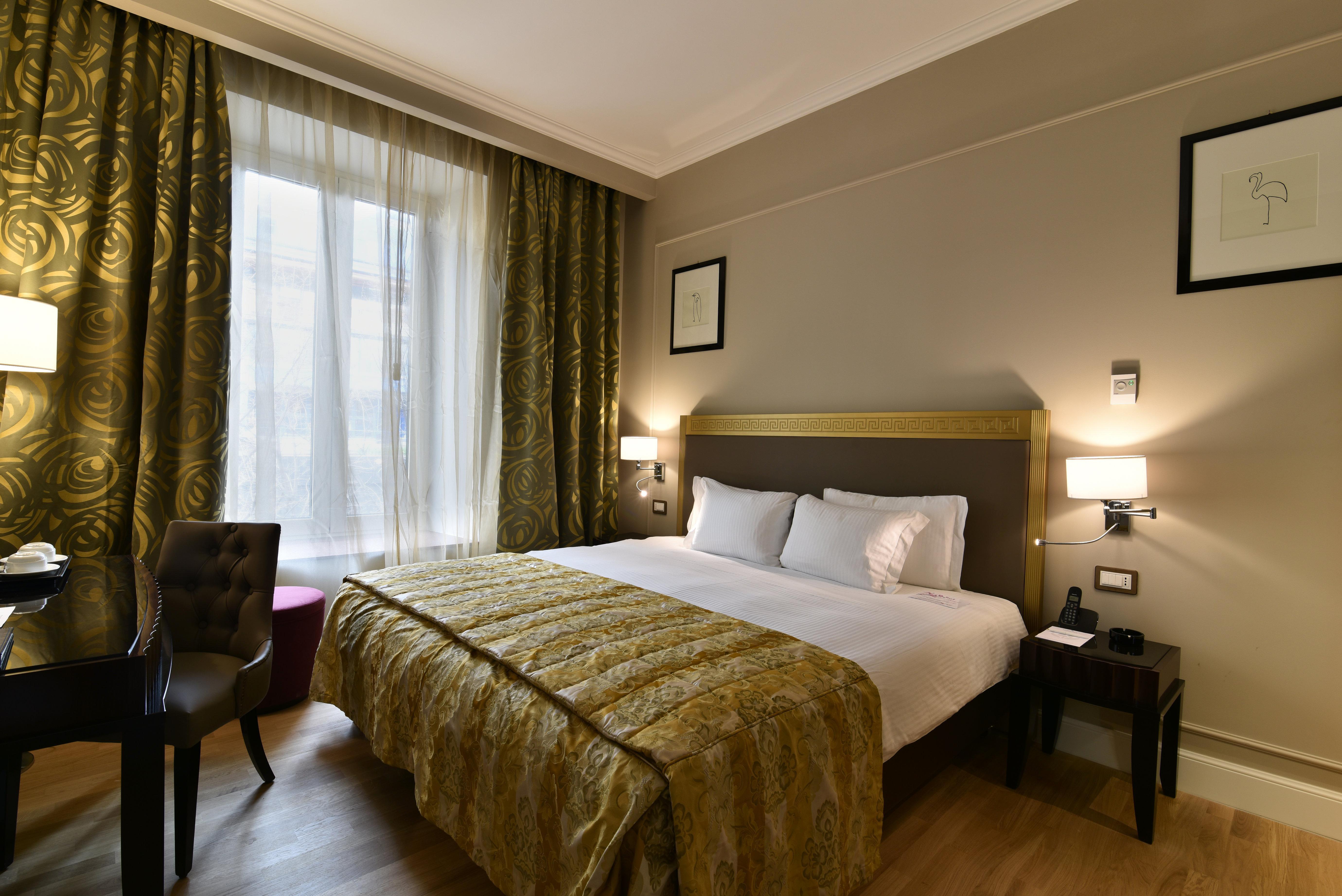 Grand Hotel Yerevan - Small Luxury Hotels Of The World 외부 사진 A room at the hotel