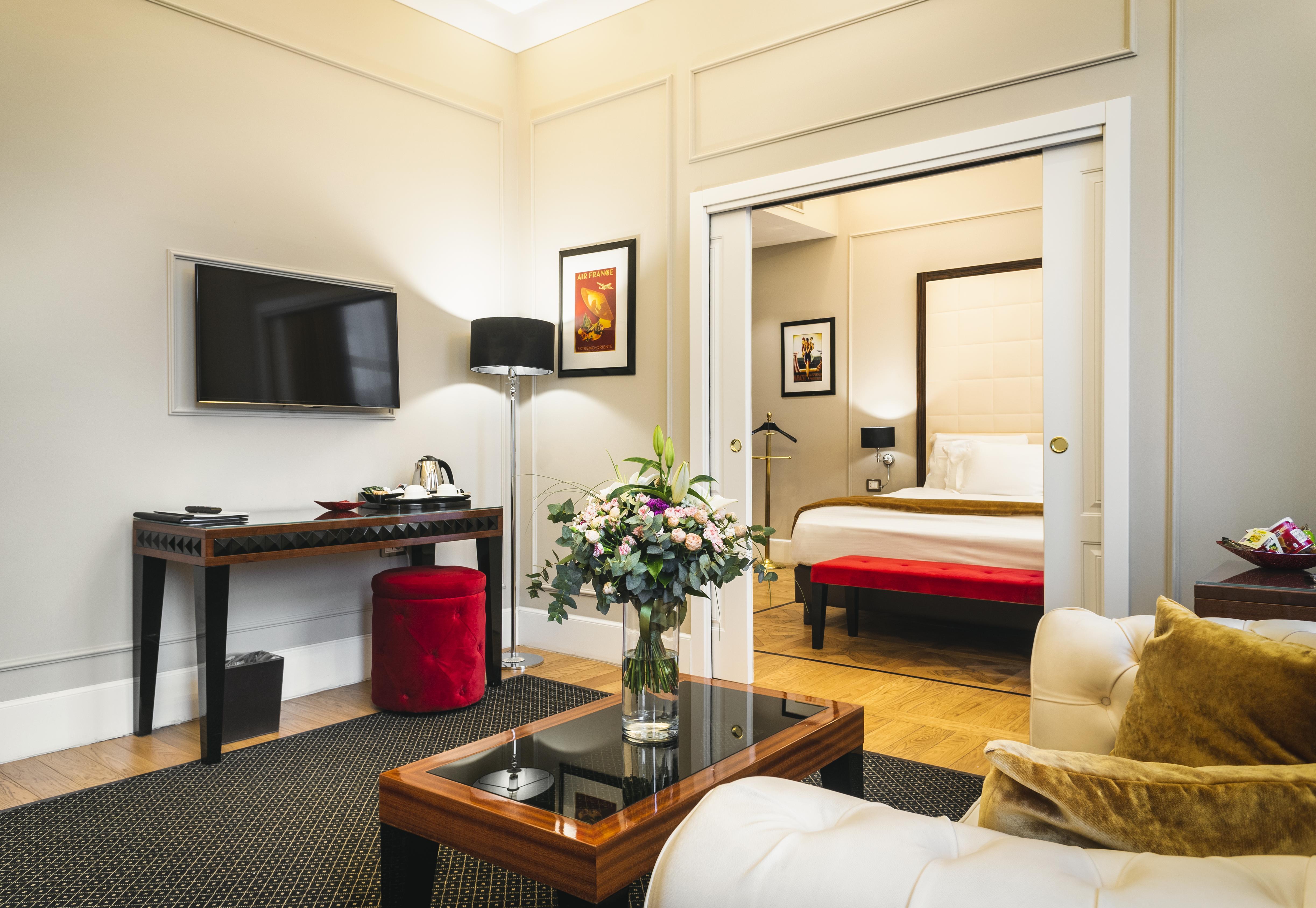Grand Hotel Yerevan - Small Luxury Hotels Of The World 외부 사진 A suite at the hotel