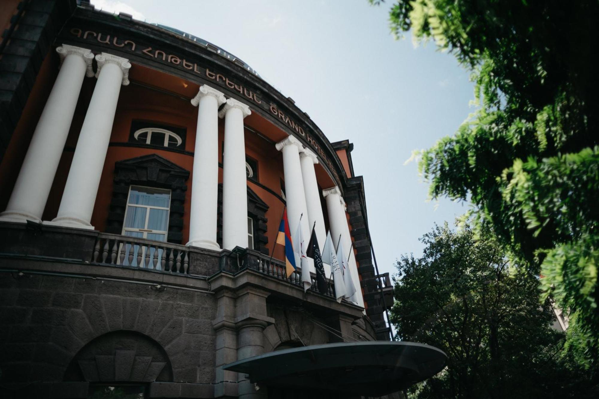 Grand Hotel Yerevan - Small Luxury Hotels Of The World 외부 사진 The National Museum of Armenia
