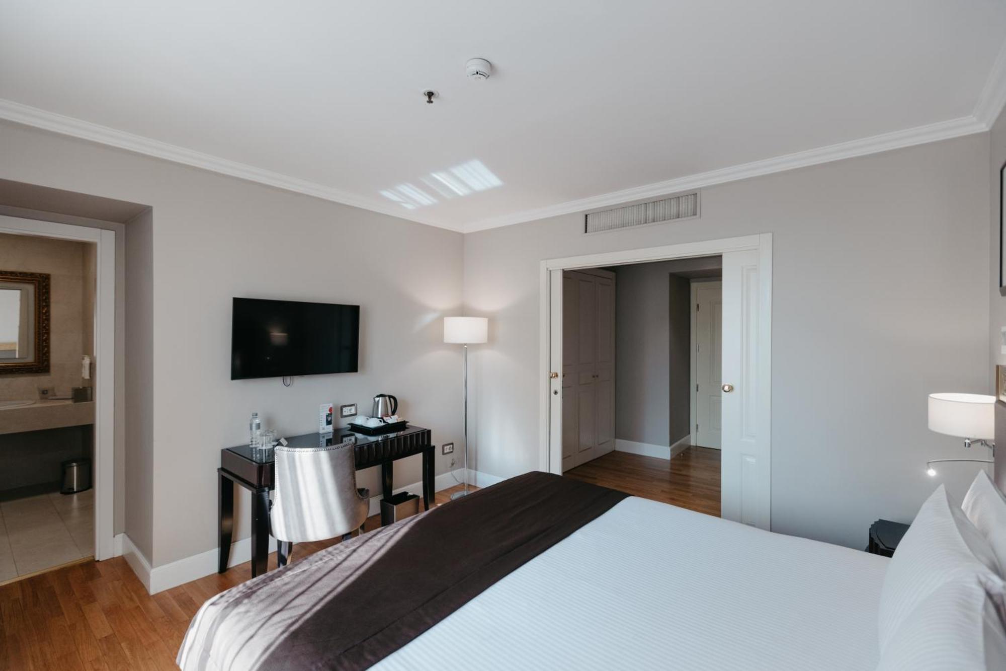 Grand Hotel Yerevan - Small Luxury Hotels Of The World 외부 사진